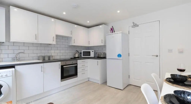 Коттедж Modern Four Bedroom Four Bathroom Home
