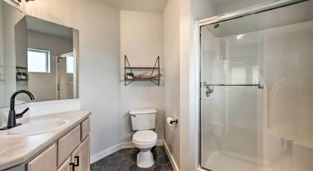 Апартаменты Chic Chelan Condo w/ Balcony, Walk to Lake & Dtwn!