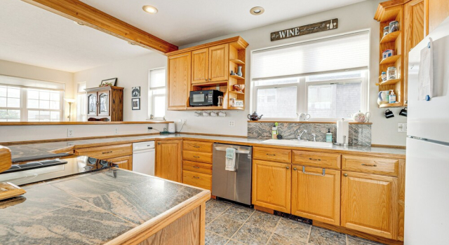 Коттедж Walk to Beach: Pacific City Home w/ Bay Views!