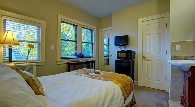 Номер Deluxe DeBary Inn