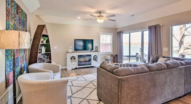 Private Boat Dock: Bright Lake Ozark Home!, Prenota Casa vacanze Hotel a Missouri con parcheggio, Parcheggio