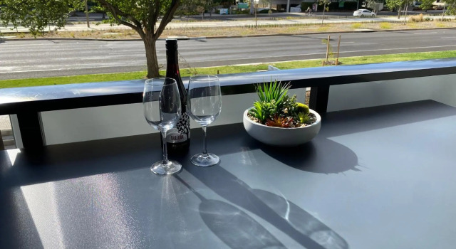 Midnight Luxe 1 BR Executive Apartment in the heart of Braddon Pool Sauna Secure Parking Wine WiFi Netflix