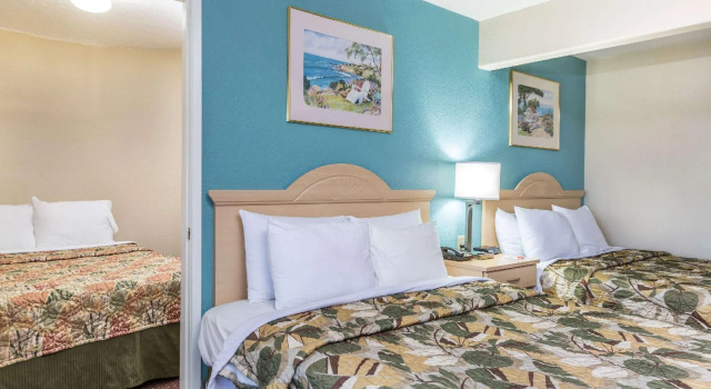 Четырёхместный номер Standard Howard Johnson by Wyndham Santa Cruz