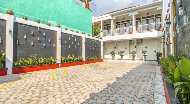 RedDoorz Plus near Gembira Loka Zoo 2, Book Hotel Hotels in Umbulharjo with Parking, Parking