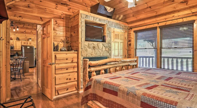 3 Mi to Dollywood: Hot Tub Hideaway in Smoky Mtns