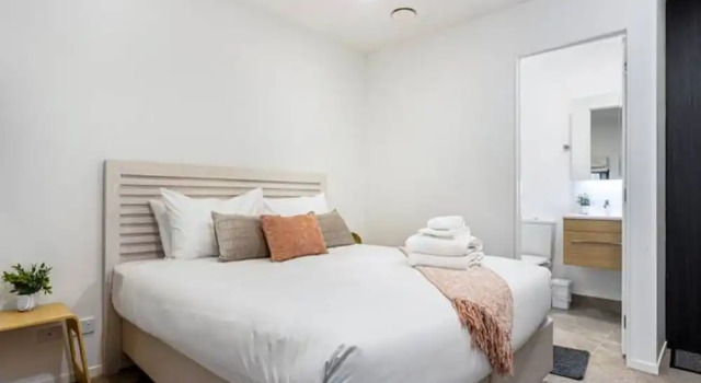 Sunny 1BR Retreat in Heart of CBD by Zodiak Stays, Rezerwuj Apartament Auckland 