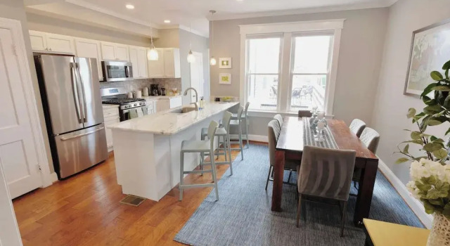 Terrific Family Townhouse + Parking x 2 Cars, Забронировать Дом для отпуска Коттеджи Округа Колумбии, Коттедж