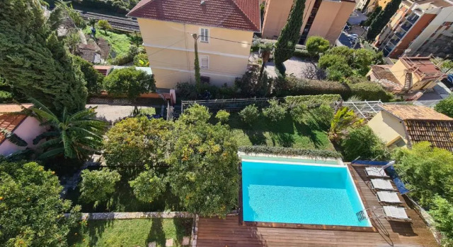 Luxurious penthouse with magnificent views over the bay of Menton 10 Peoples, Rezervovat Hotel Hotely v Great Alpine Road s bazénem, Bazén