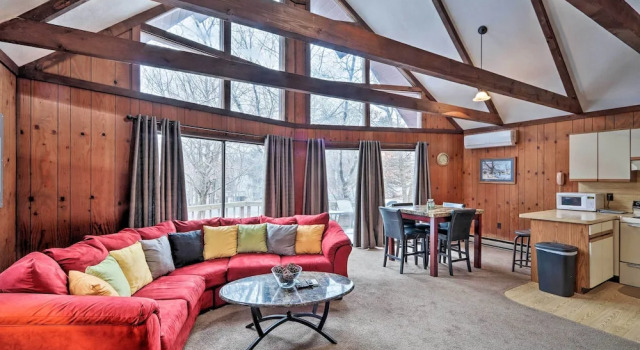 Коттедж 7 Miles to State Park: Poconos Getaway w/ Deck!