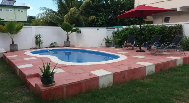 Вилла Deluxe Fayruz Villa is a 3 bedroom, 3 bathroom detached house with AC and swimming pool 5 minutes walk from Flic en Flac public beach