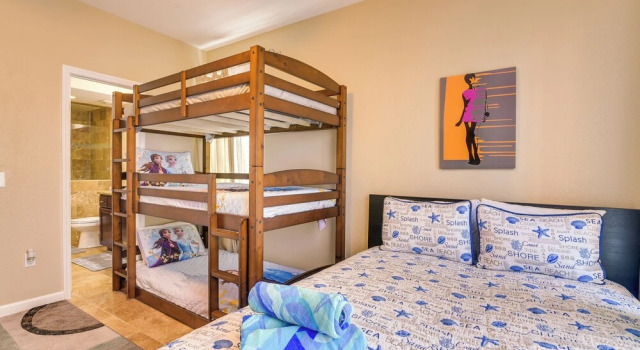 Steps to Beach & Seawall! Galveston Condo w/ Pool, Book Lejlighed Galveston Houston