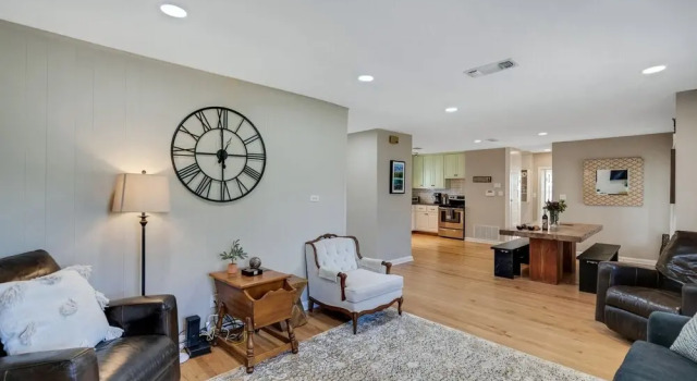 Charming Bungalow W/hot tub 5min to Main St!