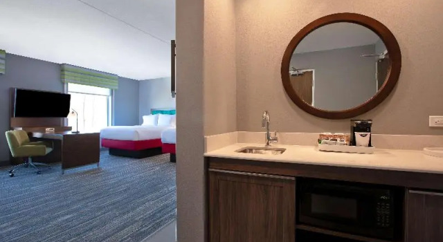 Четырёхместная студия Hampton Inn & Suites Ottawa West