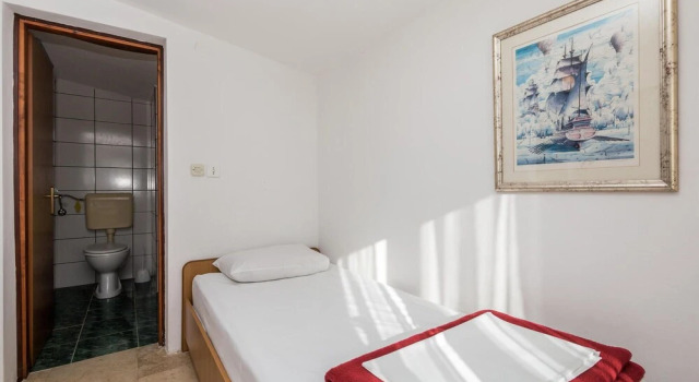 Amazing Apartment in Banjol With 1 Bedrooms and Wifi, Prenota Appartamento Hotel a Isole Quarnerine con parcheggio, Parcheggio