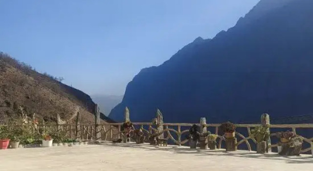 A lodge in Tiger Leaping Gorge where you can forget your worries and leave the outside world behind, Buchen Sie Hotel Hotels in Yunnan mit Parkplatz, Parkplätze