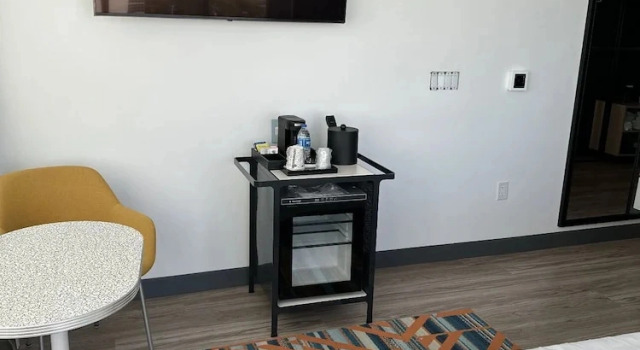 Семейный номер Standard с видом на город Aloft by Marriott Fort Lauderdale Airport