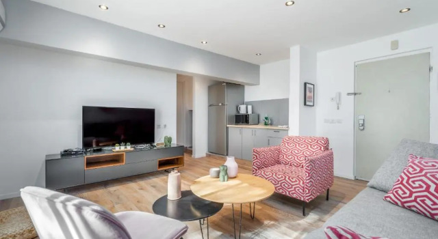 Rothschild Area - One BDR with a Big terrasse, Забронировать Апартаменты/квартира Тель-Авив Тель-Авивский округ, рядом с Independence Hall Museum