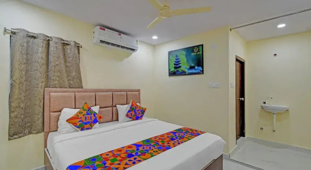 Номер Deluxe FabHotel Srikara Grand Luxury Rooms