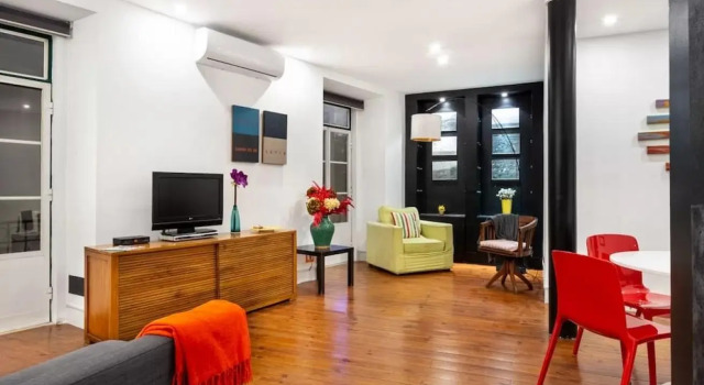 ALTIDO Bold & colourful 1-bed flat at the heart of Chiado, nearby Carmo Convent, Забронировать Отель Бизнес-отели Лиссабона, рядом с Café A Brasileira, 4* 5*