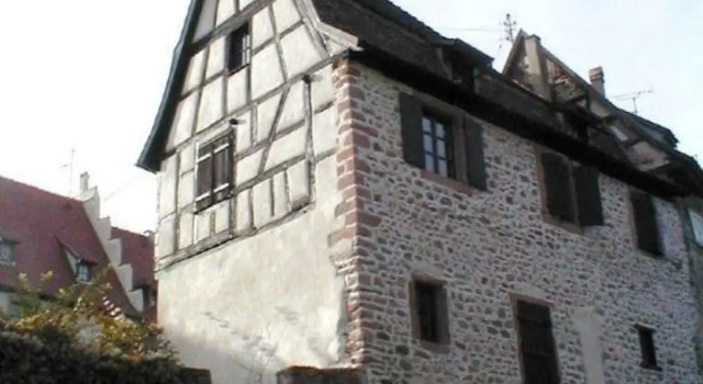 Domaine La Cour Des Nobles - Demeure, Maison et Appartements au coeur de Riquewihr, Забронировать Дом для отпуска Отели Alsace Wine Route с парковкой, Парковка