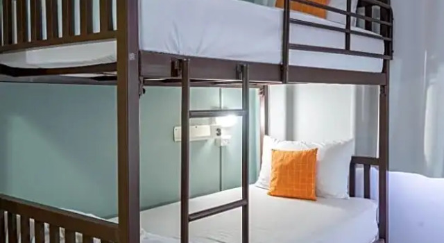 Кровать в общем номере Asoke Montri Hostel