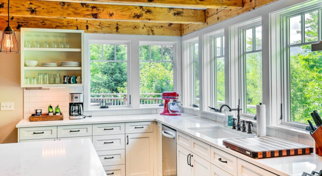 Коттедж Pet-friendly House w/ Deck - 10 Mi to Stowe Mtn!