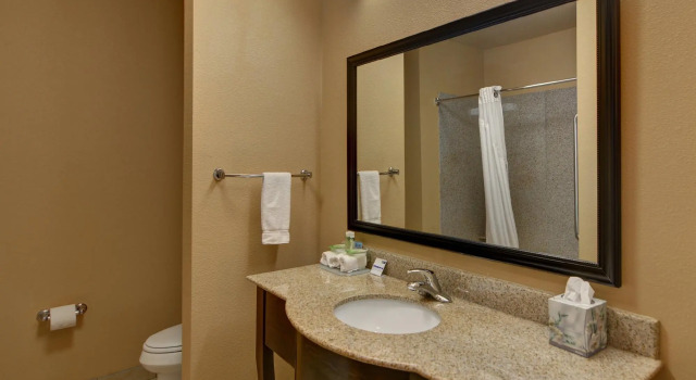 Четырёхместный номер Standard Holiday Inn Express Hotel and Suites Altus by IHG