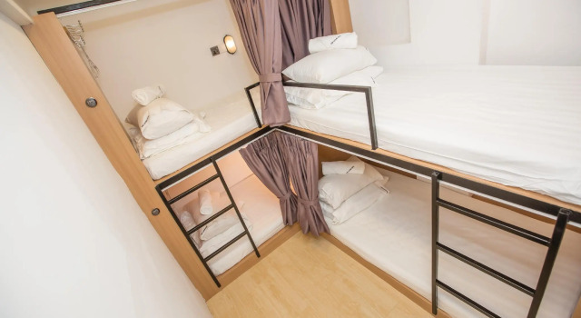 Кровать в общем номере Homy Seafront Hostel