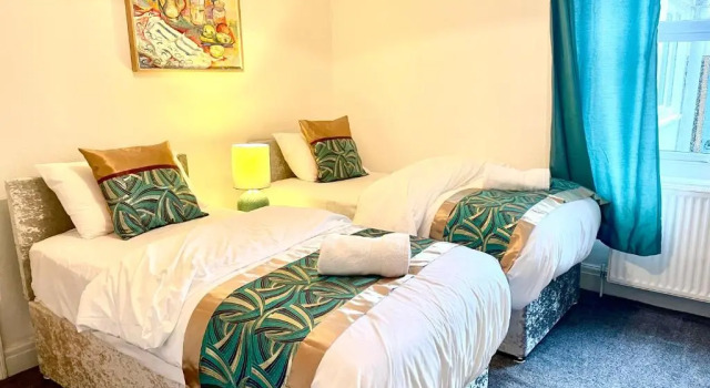 3 bedroomed house for up to 7 people, close to The Hoe, Barbican & City Centre, Забронировать Отель Плимут Девон, рядом с Cathedral Church of St Mary and St Boniface