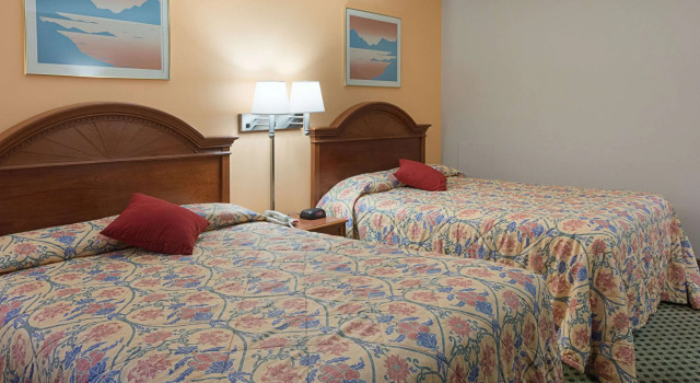 Четырёхместный номер Standard Rodeway Inn Milford - I-84