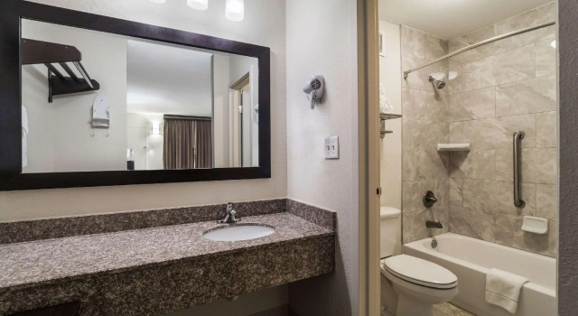 Четырёхместный номер Standard Quality Inn Coliseum