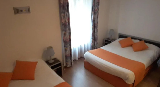 Трёхместный номер Standard Logis Hôtel & Restaurant de la Barque