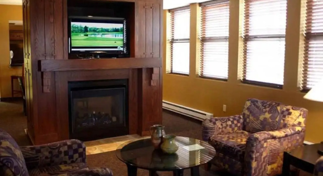 Люкс c 1 комнатой с балконом Holiday Inn Hotel Pewaukee-Milwaukee West by IHG