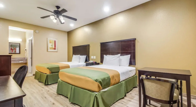 Четырёхместный номер Standard с балконом Americas Best Value Inn & Suites Tomball