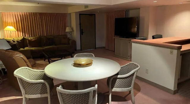 Двухместный люкс c 1 комнатой Ramada by Wyndham Viscount Suites Tucson East