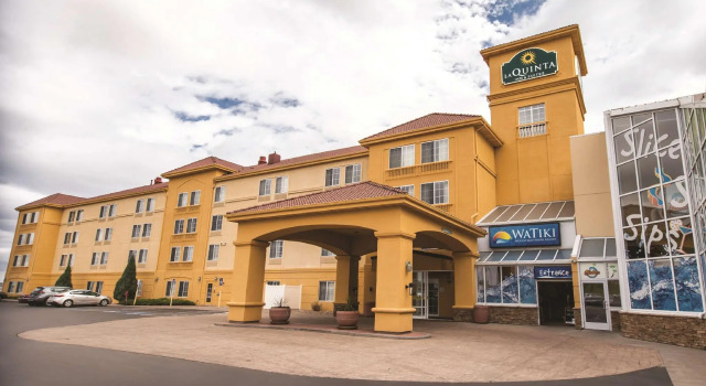 Четырёхместный номер Standard La Quinta Inn and Suites by Wyndham at WaTiki Waterpark