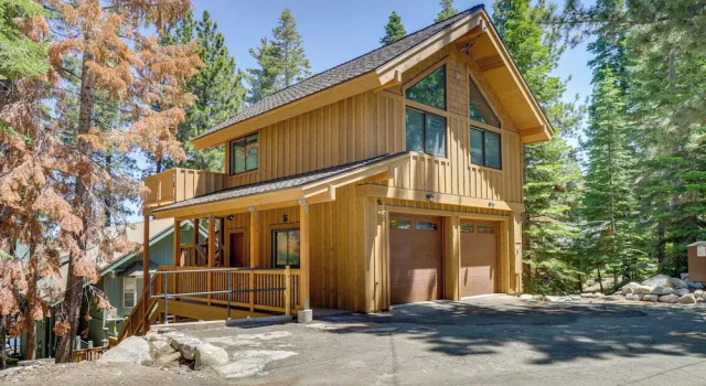 Коттедж Dock Access & Hot Tub: Waterfront Meeks Bay Home