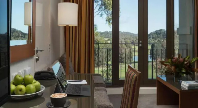 Двухместный номер Standard с балконом и с видом на сад Yarra Valley Lodge