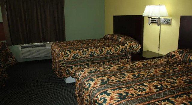 Четырёхместный номер Standard Deluxe Inn Fort Stockton
