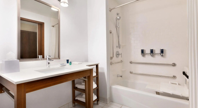 Четырёхместный номер Standard с видом на город Four Points by Sheraton Fargo Medical Center