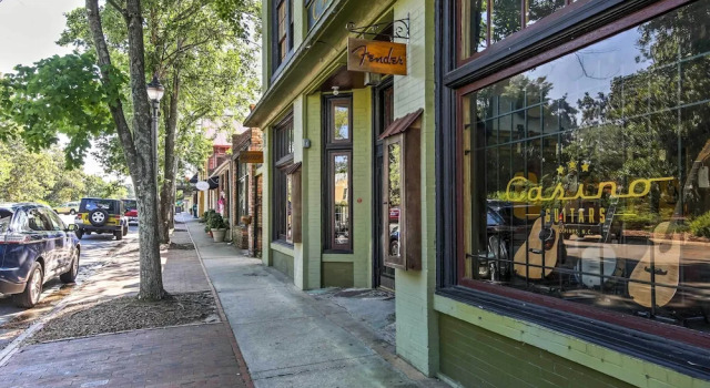 Downtown Townhome; Walk to Dine & Shop on Broad St, Buchen Sie Ferienwohnung Southern Pines 