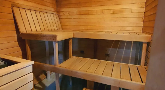 Superior Mökki The Victorian Barn self catering holidays with pool & hot tubs