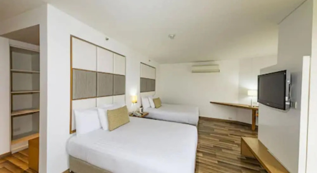 Четырёхместный номер Deluxe Hotel Cosmos Cali