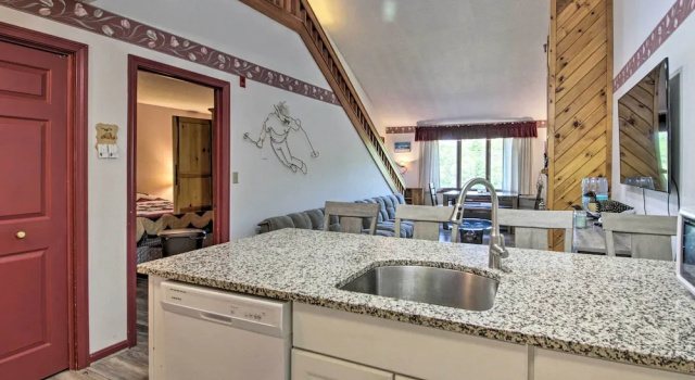Resort Condo w/ Lake + Pool ~ 5 Mi to Flume Gorge!, Забронировать Курортный отель Отели Норт-Вудсток с парковкой, Парковка