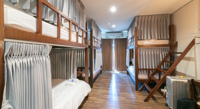 Кровать в общем номере Phobphan Hostel