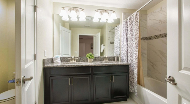 I - New 4 Bedroom Home - 5 Miles to Disney - Free Water Park - Private Pool, Rezerwuj Hotel Kissimmee Kissimmee