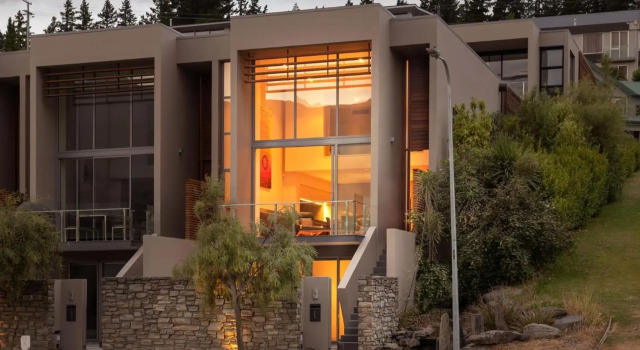 Lake Edge - Sleeps 6 - Centrally Located - Lake & Mountain Views