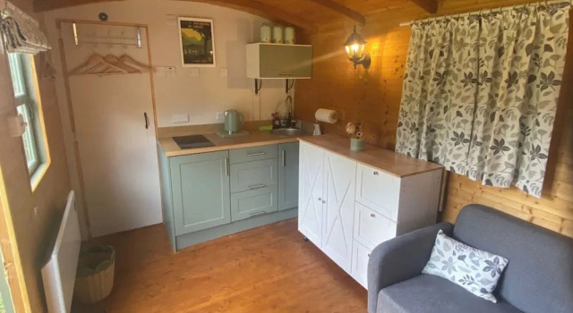 Riverside Shepherds Hut in Newtown Wales, Забронировать Дом для отпуска Ньютаун Повис, рядом с WH Smith Museum