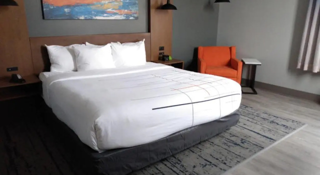 Двухместный люкс-студио La Quinta Inn & Suites by Wyndham Bardstown