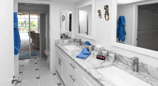 Love Bird Canalfront Villa Lounge Terrace Heated Pool pet Friendly, Забронировать Вилла Кейп-Корал Southwest Florida, рядом с Lee Health Women's Health